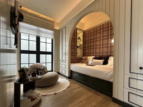Louise Interior 9