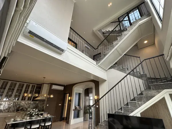 Louise Interior 10
